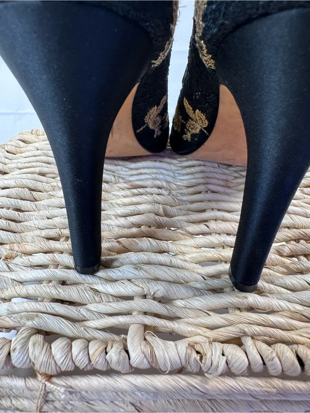 Beverly Feldman Black Gold Embroidered Lace Peep Toe Heels Size 7.5